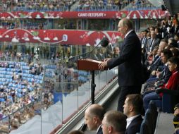 ''Bienvenidos a Rusia'', exclamó Putin, y expresó su deseo de que los futbolistas de su país jueguen como guerreros. AP / D. Astakhov