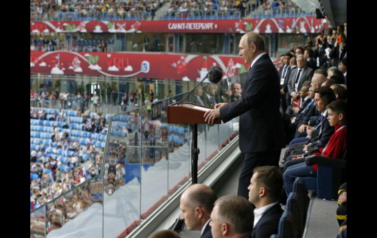 ''Bienvenidos a Rusia'', exclamó Putin, y expresó su deseo de que los futbolistas de su país jueguen como guerreros. AP / D. Astakhov