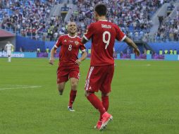 Glushakov y Smolov, anotadores de los goles de Rusia, celebran el primer tanto del partido. AP / P. Golovkin