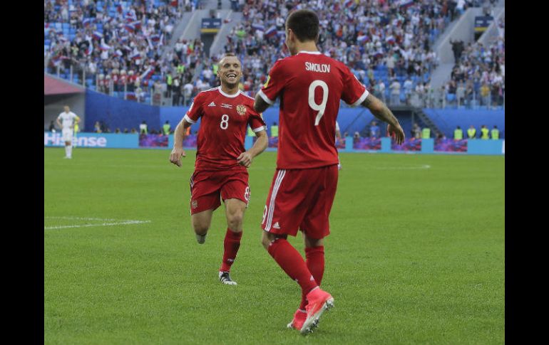 Glushakov y Smolov, anotadores de los goles de Rusia, celebran el primer tanto del partido. AP / P. Golovkin