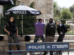 Policía Israelí refuerza las medidas de seguridad y los controles alrededor de la Puerta de Damasco. EFE / A. Sultán