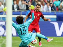 Guillermo Ochoa ante el defensa portugués Cedric, quien anotó el segundo gol para su selección. EFE / T. Bozoglu