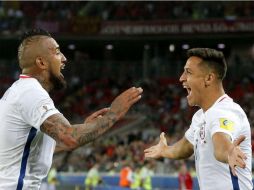 Arturo Vidal (I) y Alexis Sánchez (D) celebran la victoria de La Roja. EFE / S. Ilnitsky