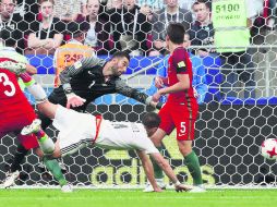 'Chicharito' presente. El tapatío Javier Hernández hizo de cabeza el gol del empate a un tanto, antes de finalizar la primera parte. EFE /