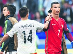 Amigos. 'Chicharito' se despide de Cristiano Ronaldo, quien fue elegido por FIFA como el mejor jugador del partido. AFP /