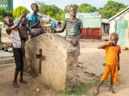 En el cementerio de Hai-Malakal se aprecia a pequeños jugando entre las tumbas, chozas de pésima construcción y alimentos insalubres. NTX / L. Pistone