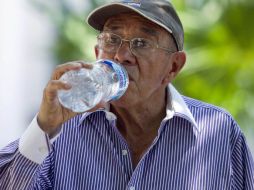 Cuando una persona bebe una correcta cantidad de agua, los beneficios para la salud son notorios. NTX / ARCHIVO