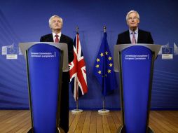 Michel Barnier (d) de la UE y David Davis (i), de Gran Bretaña, tienen como objetivo esta semana construir confianza entre ambos. AFP / J. Thys