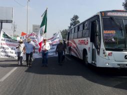 Poco antes de mediodía, la manifestación ya estaba a punto de ingresar a la avenida de ingreso al Aeropuerto. EL INFORMADOR / S. Blanco