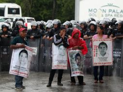 La policía coloca vallas afuera del hotel para impedirles el paso. EFE / A. Cupul