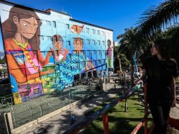 La obra titulada 'Cuentos' podría romper el récord mundial de Guinness como el grafiti más grande que haya hecho una mujer. EFE / A. Lacerda