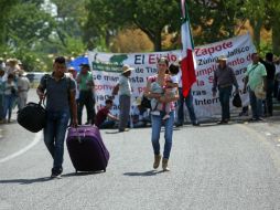 Los viajantes tuvieron que caminar hasta un kilómetro para poder tomar sus vuelos. EL INFORMADOR / M. Vargas