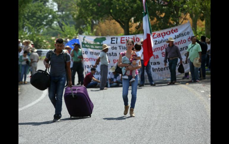 Los viajantes tuvieron que caminar hasta un kilómetro para poder tomar sus vuelos. EL INFORMADOR / M. Vargas