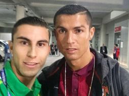 El futbolista azteca interceptó a Ronaldo cuando salía de la Kazán Arena. TWITTER / @AlexMayorga97