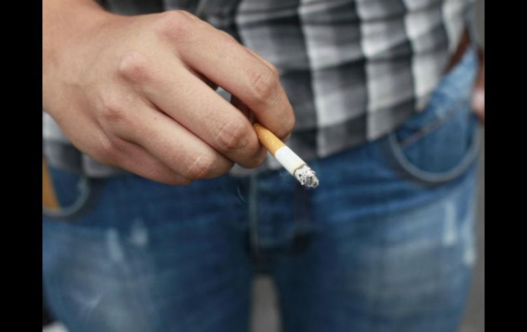 Es importante que en todas las etapas de la vida los hombres cuiden de su salud evitando el cigarro. EL INFORMADOR / ARCHIVO