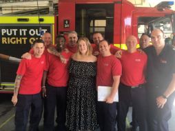 'Simplemente llegó a la estación, tocó la ventana y dijo que tenía unos pasteles para nosotros', dijo el gerente de la estación. FACEBOOK / London Fire Brigade