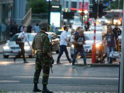 El funcionamiento de las líneas del metro y el tráfico ferroviario fueron interrumpidos; militares custodian la estación central. EFE / S. Lecocq