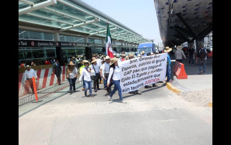 Desde este lunes, los ejidatarios de El Zapote sumaron a su marcha cierres temporales en el Aeropuerto. EL INFORMADOR / ARCHIVO