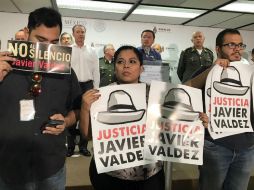 Durante un acto en Sinaloa, varios periodistas mostraron pancartas en las que exigían ‘justicia para Javier Valdez’. EFE / J. Cruz