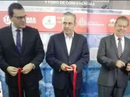 Luis Manuel Becerra (Canaco) Mauricio Gudiño (Sepaf) y José Palacios (Sedeco), inauguran 'Vamos Comerciando'. TWITTER / @SEPAFJalisco