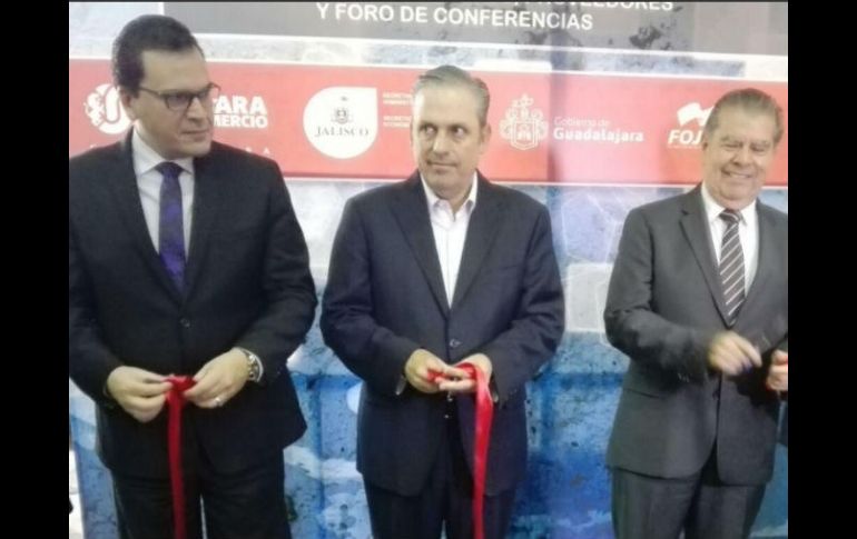 Luis Manuel Becerra (Canaco) Mauricio Gudiño (Sepaf) y José Palacios (Sedeco), inauguran 'Vamos Comerciando'. TWITTER / @SEPAFJalisco