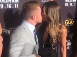 Shannon de Lima aparece en escena, se acerca al 'Canelo' y ambos se acercan para besarse en los labios. INSTAGRAM / primerimpacto