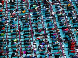 Unas 12 mil personas celebraron el solsticio de verano coincidido con el Día Internacional del Yoga. EFE / J. Lane