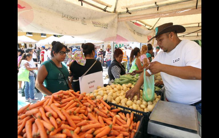 En la caravana se ofrecieron productos lácteos, cárnicos, verduras, frutas y otros. EL INFORMADOR / E. Barrera