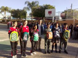 Este miércoles inició la entrega de mochilas y útiles escolares en escuelas de la ZMG, para el ciclo 2017-2018. TWITTER / @micasrey