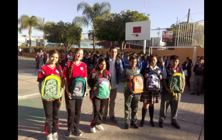 Este miércoles inició la entrega de mochilas y útiles escolares en escuelas de la ZMG, para el ciclo 2017-2018. TWITTER / @micasrey