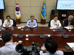 El presidente de Corea del Sur, Moon Jae-in (c), preside una reunión con sus secretarios superiores. EFE / YONHAP