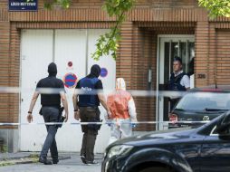 Policías registran la vivienda del supuesto terrorista que anoche hizo explotar una carga explosiva en la estación Central de Bruselas. EFE / E. Lecocq