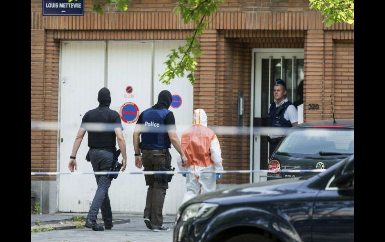 Policías registran la vivienda del supuesto terrorista que anoche hizo explotar una carga explosiva en la estación Central de Bruselas. EFE / E. Lecocq