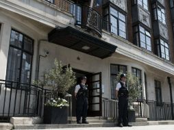 Policías custodian el exterior del hospital King Edward VII, en Londres. EFE / W. Oliver