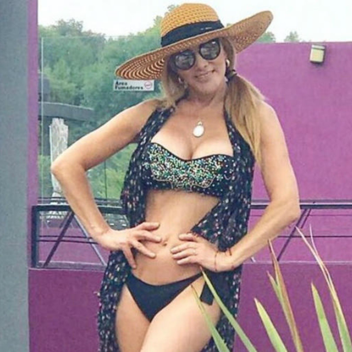 Olivia Collins luce su figura en bikini a los 59 años | El Informador