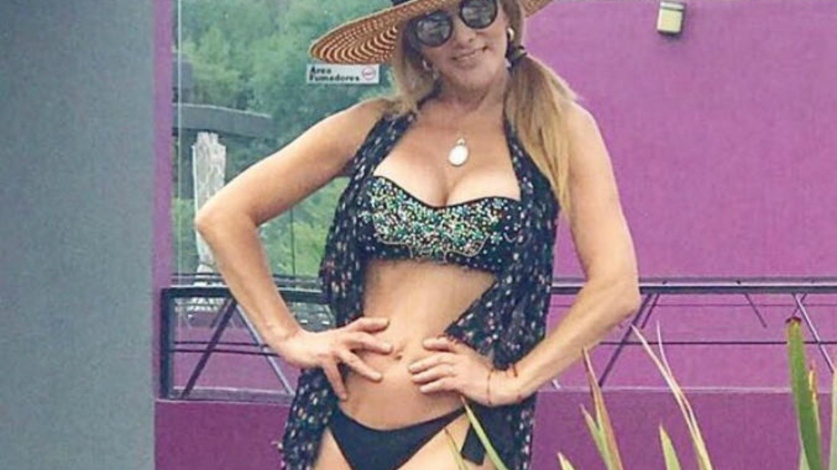 Olivia Collins luce su figura en bikini a los 59 años | El Informador