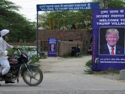 En la entrada de la localidad, una gigantesca pancarta con una foto del magnate proclama ‘Bienvenido al pueblo Trump’. AFP / M. Sharma