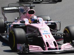 Pérez agradece a los mecánicos de Force India por su prontitud. AFP / A. Nemenov