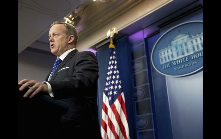 En febrero pasado, Spicer impidió el acceso a varios medios de comunicación a las ruedas de prensa. AP / ARCHIVO