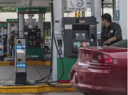 Los precios máximos del combustible serán de 16.24 pesos para el de menor octanaje y 17.99 para el de mayor octanaje. EL INFORMADOR / ARCHIVO