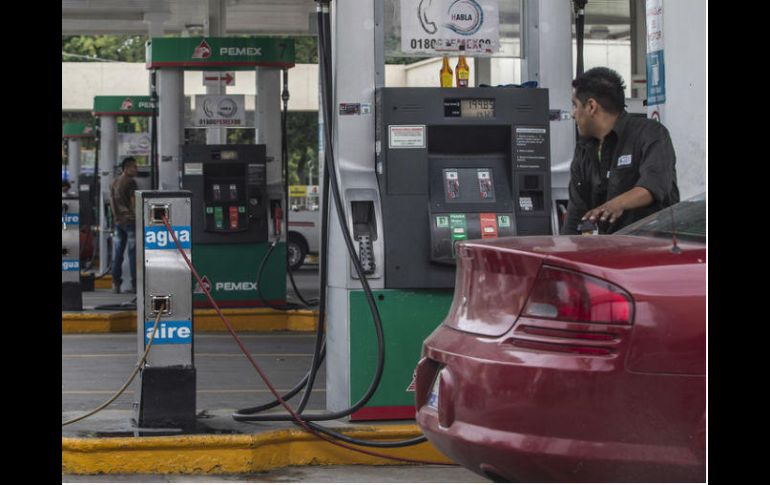 Los precios máximos del combustible serán de 16.24 pesos para el de menor octanaje y 17.99 para el de mayor octanaje. EL INFORMADOR / ARCHIVO