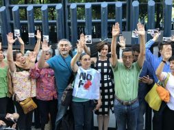 En un acto simbólico, los integrantes de la manifestación levantaron las manos frente a la entrada de la PGR en señal de entrega. TWITTER / @DeniseDresserG