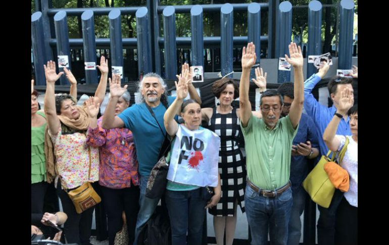 En un acto simbólico, los integrantes de la manifestación levantaron las manos frente a la entrada de la PGR en señal de entrega. TWITTER / @DeniseDresserG