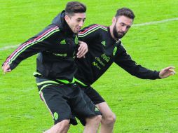 Última práctica. Héctor Herrera y Miguel Layún disputan la pelota en el entrenamiento del Tricolor, ayer en Kazán. EFE /