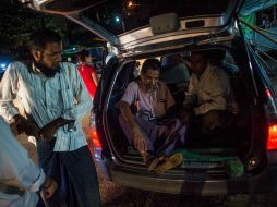 La imagen de trenes envueltos por personas, barcos atestados de gente y atascos eternos son comunes durante el Ramadán. AFP / Y. Aung Thu