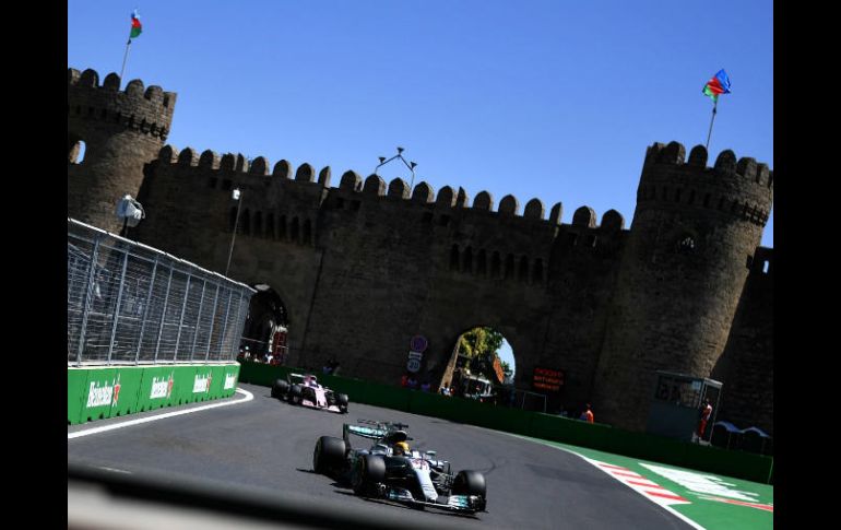 Hamilton cubre los seis mil seis metros de la pista urbana en un minuto y 41 segundos. AFP / A. Isakovic