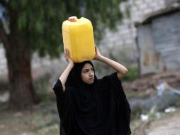 Las entidades de ayuda suministran agua apta para el consumo a parte de la población. AP / ARCHIVO