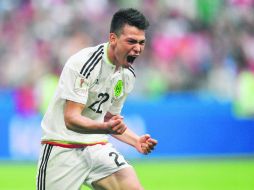 Hirving Lozano se avivó entre un defensa y el portero ruso para hacer el gol del triunfo mexicano. AP /