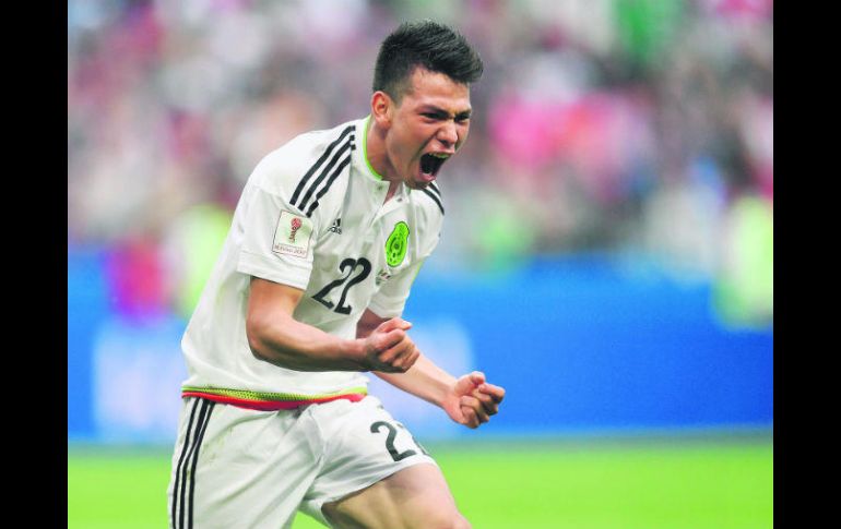 Hirving Lozano se avivó entre un defensa y el portero ruso para hacer el gol del triunfo mexicano. AP /