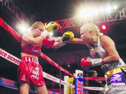 Irma Sánchez (der.) arrinconó en todo momento a Guadalupe Atilano, lo que le valió obtener un valioso triunfo anoche. EL INFORMADOR / M. Vargas